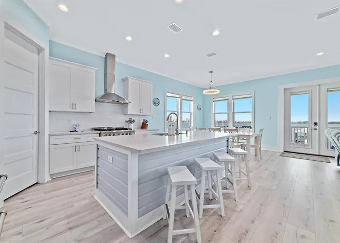 Water Oaks Lagoon House- Heated Pool Dock, Modern Waterfront Holiday home Gulf Shores