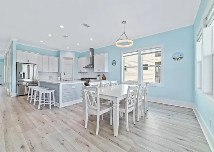 Water Oaks Lagoon House- Heated Pool Dock, Modern Waterfront Holiday home Gulf Shores