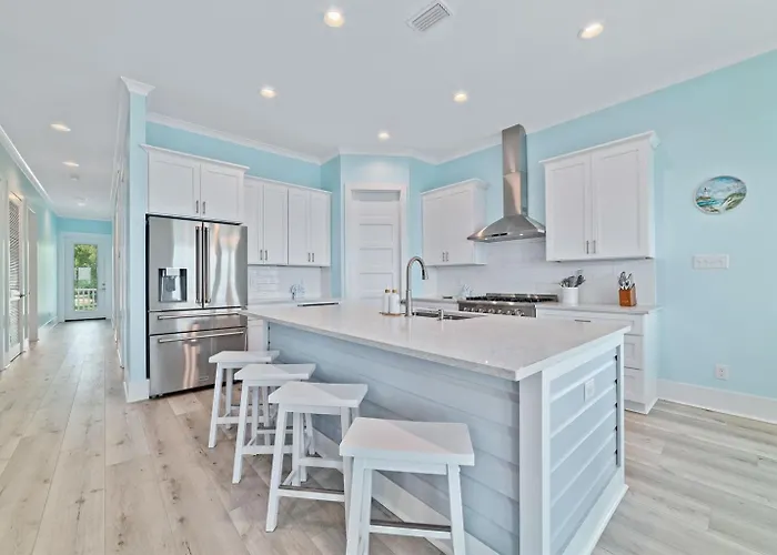 Water Oaks Lagoon House- Heated Pool Dock, Modern Waterfront Holiday home Gulf Shores