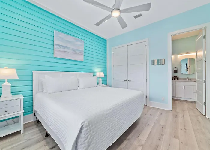 Water Oaks Lagoon House- Heated Pool Dock, Modern Waterfront Holiday home *