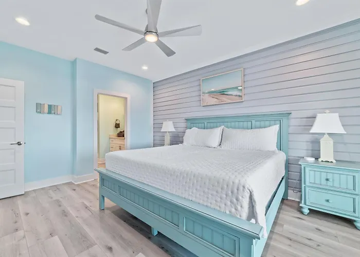 Water Oaks Lagoon House- Heated Pool Dock, Modern Waterfront Holiday home
