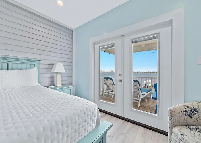 Water Oaks Lagoon House- Heated Pool Dock, Modern Waterfront Holiday home *