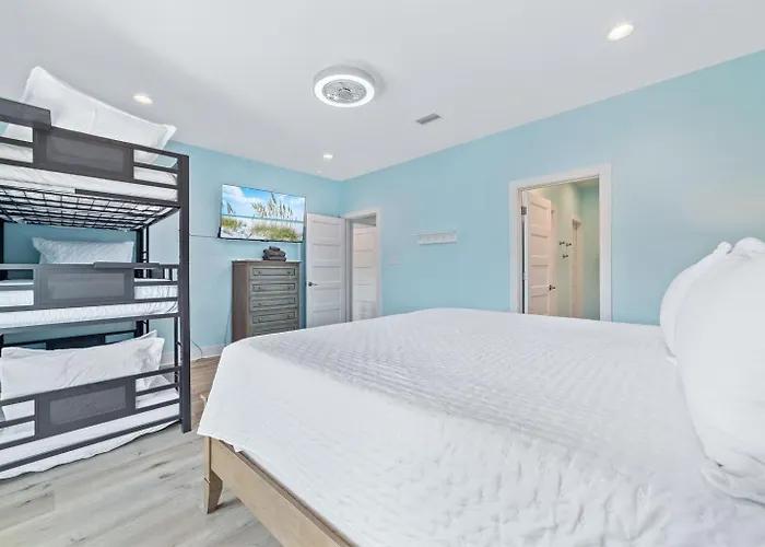 Water Oaks Lagoon House- Heated Pool Dock, Modern Waterfront Holiday home Gulf Shores