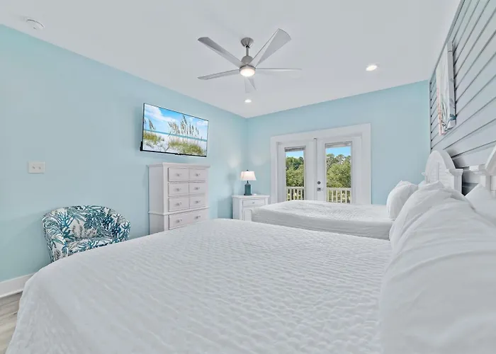 Water Oaks Lagoon House- Heated Pool Dock, Modern Waterfront Holiday home *