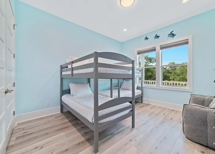 Water Oaks Lagoon House- Heated Pool Dock, Modern Waterfront Holiday home *