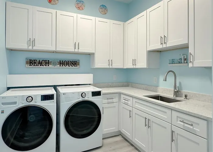 Water Oaks Lagoon House- Heated Pool Dock, Modern Waterfront Holiday home Gulf Shores