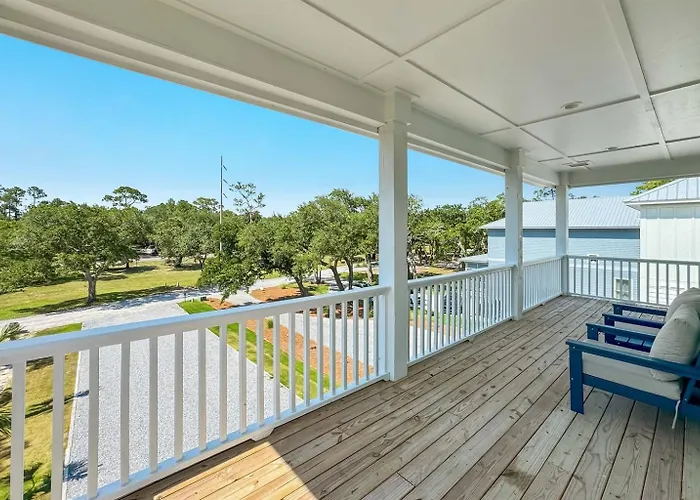 Water Oaks Lagoon House- Heated Pool Dock, Modern Waterfront Holiday home *