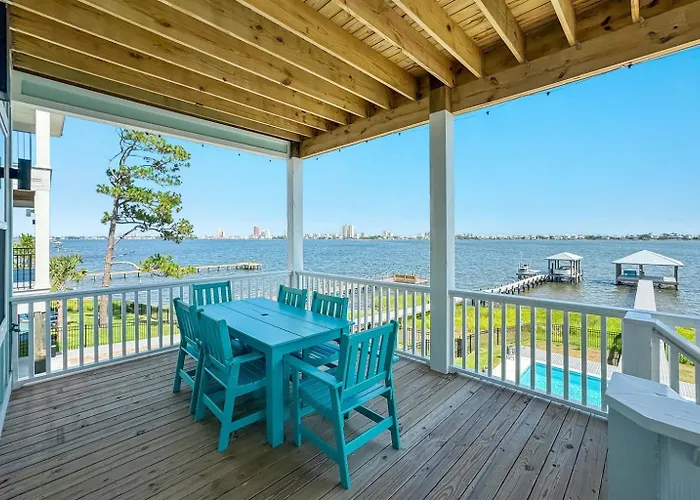 Water Oaks Lagoon House- Heated Pool Dock, Modern Waterfront Holiday home *