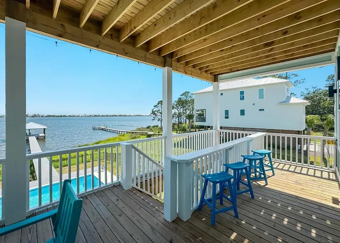 Water Oaks Lagoon House- Heated Pool Dock, Modern Waterfront Holiday home