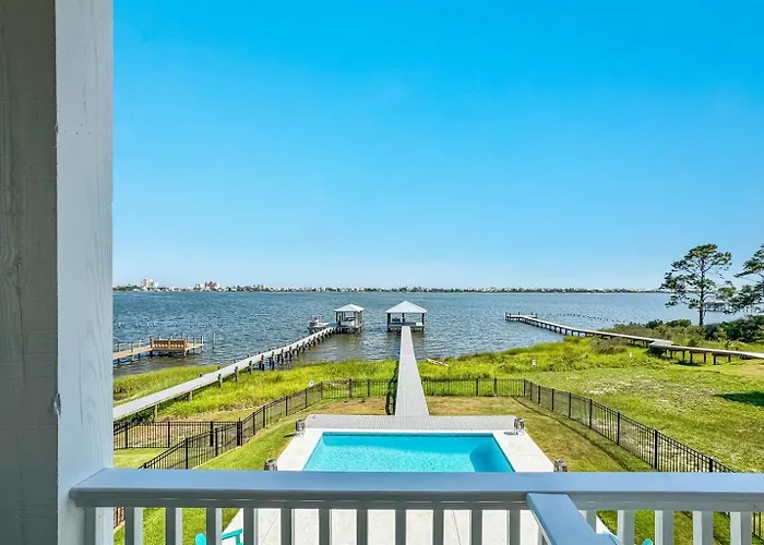 Water Oaks Lagoon House- Heated Pool Dock, Modern Waterfront Holiday home *