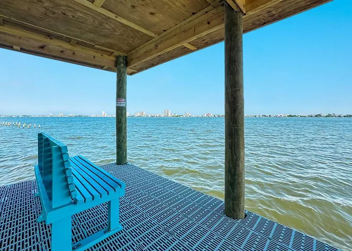 Water Oaks Lagoon House- Heated Pool Dock, Modern Waterfront Holiday home