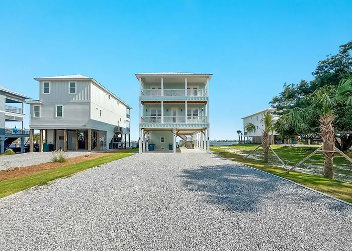 Water Oaks Lagoon House- Heated Pool Dock, Modern Waterfront Holiday home Gulf Shores
