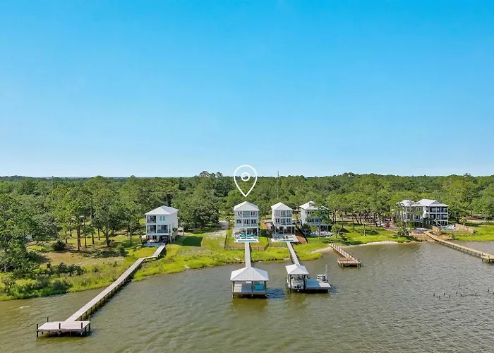 Water Oaks Lagoon House- Heated Pool Dock, Modern Waterfront Holiday home Gulf Shores