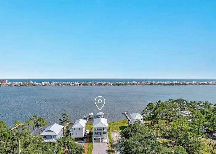 Water Oaks Lagoon House- Heated Pool Dock, Modern Waterfront Holiday home